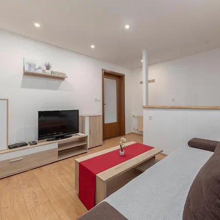 בית הארחה Apartmaji Hodak 3*