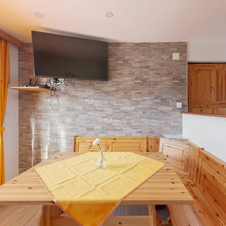 בית הארחה Apartmaji Hodak 3*